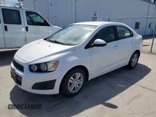 2012 Chevrolet Sonic LS z VIN 1G1JA5SH5C4135658, wystawiony jako Copart lot #58280565 z przebiegiem 140 279 mil mil oraz Czysty tytuł • Clean title. Historia ofert i sprzedaży dostępna na DreamBid. Obrazek 1.