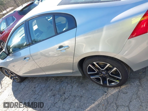 2018 Volvo S60 Dynamic z VIN YV126MFL4J2451903, wystawiony jako IAAI lot #41844843 z przebiegiem 118 026 mil mil oraz . Historia ofert i sprzedaży dostępna na DreamBid. Obrazek 14.