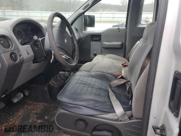 2005 Ford F-150 XL z VIN 1FTRF14595NB10329, wystawiony jako Copart lot #86282814 z przebiegiem 100 859 mil mil oraz Czysty tytuł • Clean title. Historia ofert i sprzedaży dostępna na DreamBid. Obrazek 7.