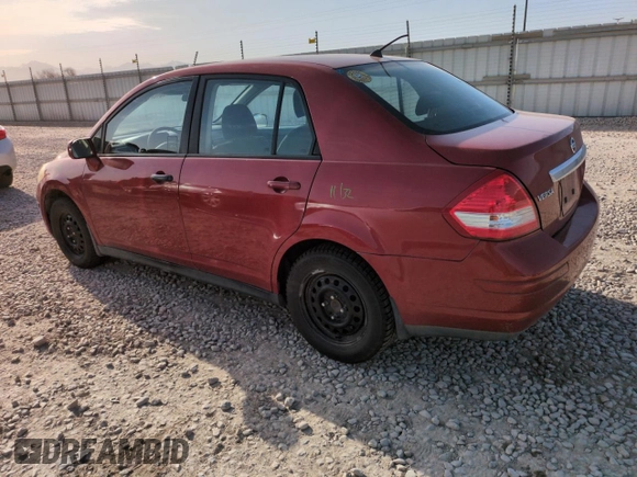 2010 Nissan Versa S z VIN 3N1BC1APXAL439022, wystawiony jako Copart lot #51972715 z przebiegiem 176 841 mil mil oraz Szkoda całkowita • Salvage title. Historia ofert i sprzedaży dostępna na DreamBid. Obrazek 2.