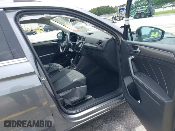 2024 Volkswagen Tiguan SE z VIN 3VV3B7AX9RM196186, wystawiony jako IAAI lot #42769059 z przebiegiem 16 258 mil mil oraz . Historia ofert i sprzedaży dostępna na DreamBid. Obrazek 5.
