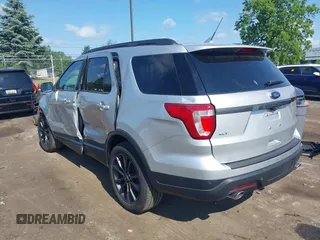 2019 Ford Explorer XLT z VIN 1FM5K8D83KGA27455, wystawiony jako IAAI lot #42468757 z przebiegiem 36 109 mil mil oraz . Historia ofert i sprzedaży dostępna na DreamBid. Obrazek 3.