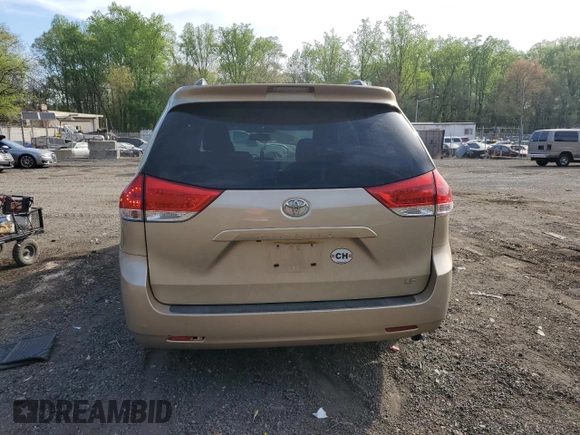 2014 Toyota Sienna LE AAS z VIN 5TDKK3DC2ES444056, wystawiony jako Copart lot #54064405 z przebiegiem 146 550 mil mil oraz Szkoda całkowita • Salvage title. Historia ofert i sprzedaży dostępna na DreamBid. Obrazek 6.
