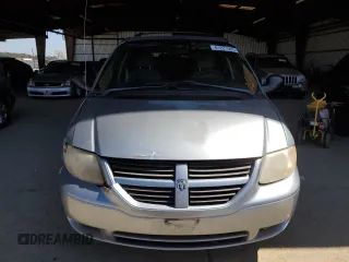 2005 Dodge Caravan SXT with VIN 1D4GP45R15B181360, listed as a Copart auction lot 61221005 with 229,828 mi miles and Salvage title. Bid and sale history available at DreamBid. Image 5.