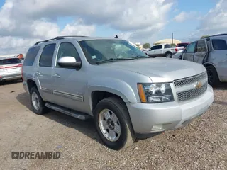 2010 Chevrolet Tahoe LT z VIN 1GNUKBE08AR121346, wystawiony jako IAAI lot #42041621 z przebiegiem 224 879 mil mil oraz . Historia ofert i sprzedaży dostępna na DreamBid. Obrazek 1.