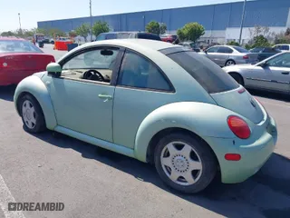2000 Volkswagen New Beetle GLX with VIN 3VWDD21C9YM430092, listed as a IAAI auction lot 40222232 with 1 mi miles. Bid and sale history available at carsss.com. Image 3.