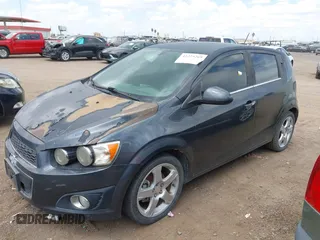 2015 Chevrolet Sonic LTZ z VIN 1G1JE6SB1F4202251, wystawiony jako IAAI lot #42225269 z przebiegiem 91 669 mil mil oraz . Historia ofert i sprzedaży dostępna na DreamBid. Obrazek 2.