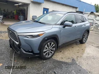 2023 Toyota Corolla Cross XLE z VIN 7MUEAABGXPV061243, wystawiony jako Copart lot #61009995 z przebiegiem 51 440 mil mil oraz Czysty tytuł • Clean title. Historia ofert i sprzedaży dostępna na DreamBid. Obrazek 1.
