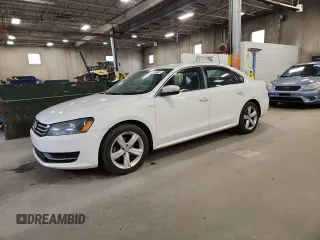 2014 Volkswagen Passat Wolfsburg Edition z VIN 1VWAT7A39EC056549, wystawiony jako Copart lot #60103425 z przebiegiem 182 426 mil mil oraz Czysty tytuł • Clean title. Historia ofert i sprzedaży dostępna na DreamBid. Obrazek 1.