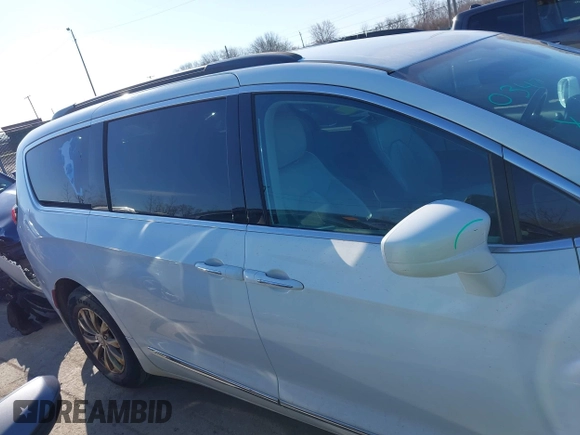 2017 Chrysler Pacifica Touring L with VIN 2C4RC1BG8HR677720, listed as a IAAI auction lot 41976606 with 170,175 mi miles and . Bid and sale history available at DreamBid. Image 14.