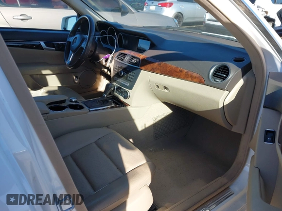 2013 Mercedes-Benz C 300 Sport z VIN WDDGF8AB1DR270633, wystawiony jako IAAI lot #41327883 z przebiegiem 151 021 mil mil oraz . Historia ofert i sprzedaży dostępna na DreamBid. Obrazek 5.