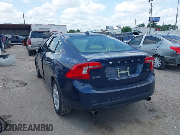2013 Volvo S60 T5 Premier z VIN YV1612FS3D2190263, wystawiony jako IAAI lot #42227011 z przebiegiem 158 369 mil mil oraz . Historia ofert i sprzedaży dostępna na DreamBid. Obrazek 3.