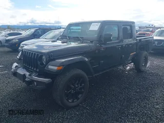 2023 Jeep Gladiator High Altitude z VIN 1C6HJTFG0PL504618, wystawiony jako IAAI lot #41877983 z przebiegiem 26 402 mil mil oraz . Historia ofert i sprzedaży dostępna na DreamBid. Obrazek 2.