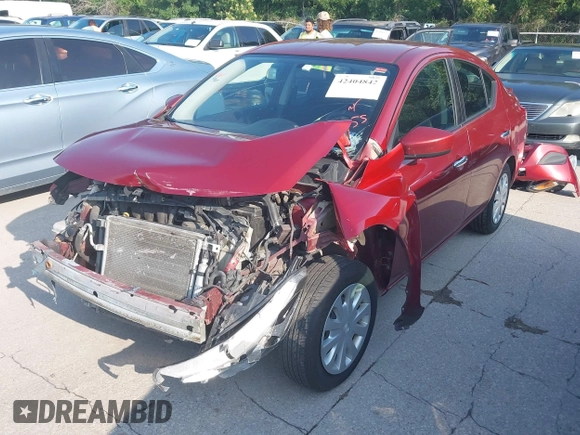 2019 Nissan Versa SV z VIN 3N1CN7AP6KL869696, wystawiony jako IAAI lot #42404842 z przebiegiem 103 338 mil mil oraz . Historia ofert i sprzedaży dostępna na DreamBid. Obrazek 2.