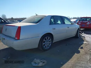 2008 Cadillac DTS 1SD z VIN 1G6KD57YX8U146211, wystawiony jako IAAI lot #41416406 z przebiegiem 141 362 mil mil oraz . Historia ofert i sprzedaży dostępna na DreamBid. Obrazek 4.