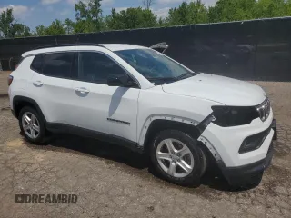 2023 Jeep Compass Latitude z VIN 3C4NJDBN9PT552970, wystawiony jako Copart lot #63489905 z przebiegiem 61 045 mil mil oraz Czysty tytuł • Clean title. Historia ofert i sprzedaży dostępna na DreamBid. Obrazek 4.