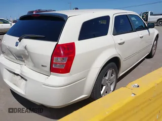 2005 Dodge Magnum SXT z VIN 2D8GZ48V55H688447, wystawiony jako IAAI lot #42349578 z przebiegiem 152 496 mil mil oraz . Historia ofert i sprzedaży dostępna na DreamBid. Obrazek 4.