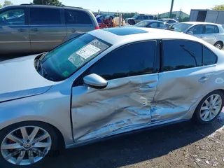 2015 Volkswagen Jetta GLI SEL с VIN 3VW4S7AJXFM345552, выставлен на аукционе IAAI как лот 42202133 с пробегом 111 303 миль миль и . История ставок и продаж доступна на DreamBid. Изображение 6.