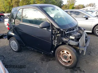 2013 Smart fortwo Passion z VIN WMEEJ9AA1DK717534, wystawiony jako Copart lot #73832094 z przebiegiem Nie podano mil oraz Tytuł czysty. Historia ofert i sprzedaży dostępna na DreamBid. Obrazek 4.
