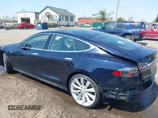 2013 Tesla Model S z VIN 5YJSA1CN5DFP20579, wystawiony jako IAAI lot #41983339 z przebiegiem 80 118 mil mil oraz . Historia ofert i sprzedaży dostępna na DreamBid. Obrazek 3.