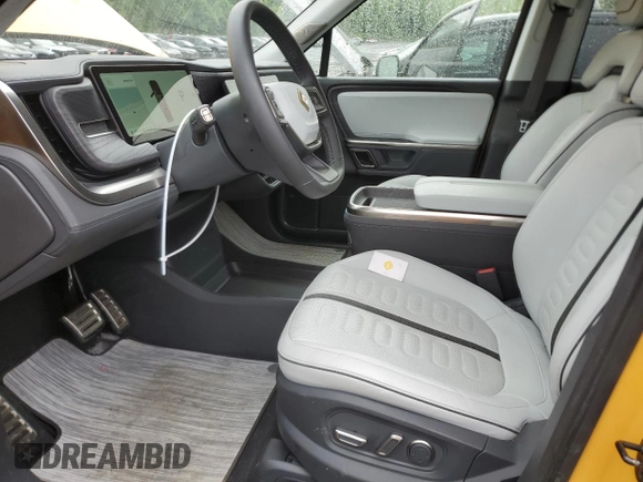 2023 Rivian R1S Adventure z VIN 7PDSGABA1PN009442, wystawiony jako Copart lot #55835815 z przebiegiem 28 048 mil mil oraz Szkody całkowita. Historia ofert i sprzedaży dostępna na DreamBid. Obrazek 7.