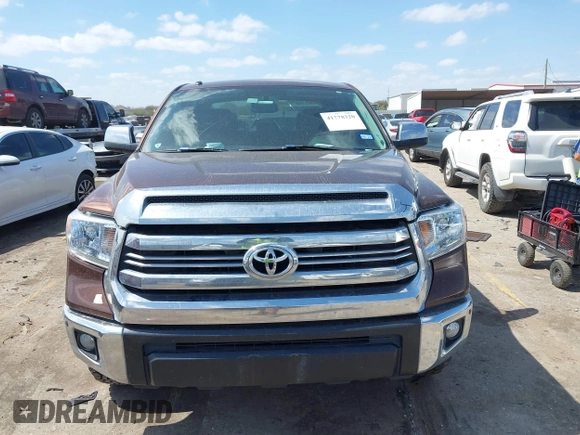 2017 Toyota Tundra Platinum z VIN 5TFAW5F10HX626991, wystawiony jako IAAI lot #41778320 z przebiegiem 211 484 mil mil oraz . Historia ofert i sprzedaży dostępna na DreamBid. Obrazek 12.