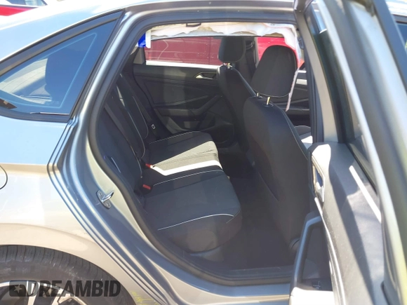 2025 Volkswagen Jetta Sport z VIN 3VWBX7BU8SM009474, wystawiony jako IAAI lot #41904378 z przebiegiem 5 508 mil mil oraz . Historia ofert i sprzedaży dostępna na DreamBid. Obrazek 8.
