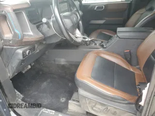 2023 Ford Bronco z VIN 1FMEE5DP3PLB59482, wystawiony jako Copart lot #59725815 z przebiegiem 54 741 mil mil oraz Szkoda całkowita • Salvage title. Historia ofert i sprzedaży dostępna na DreamBid. Obrazek 7.