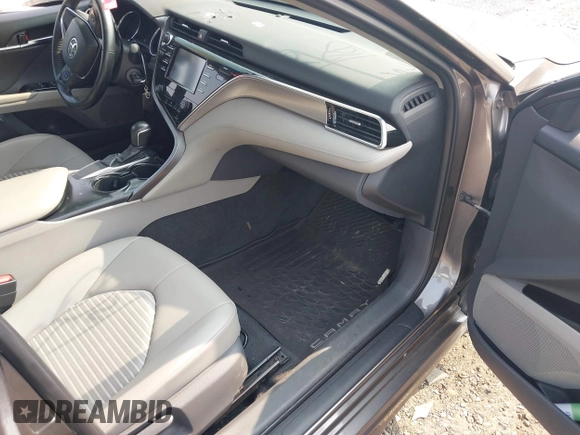 2018 Toyota Camry LE z VIN 4T1B11HK7JU033701, wystawiony jako IAAI lot #42417229 z przebiegiem 49 977 mil mil oraz . Historia ofert i sprzedaży dostępna na DreamBid. Obrazek 5.