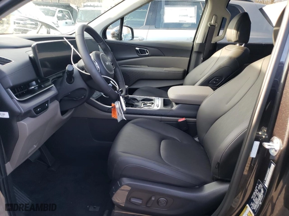 2025 Kia Carnival SX with VIN KNDNE5K33S6486847, listed as a Copart auction lot 82099044 with 10 mi miles and Salvage Title. Bid and sale history available at carsss.com. Image 7.