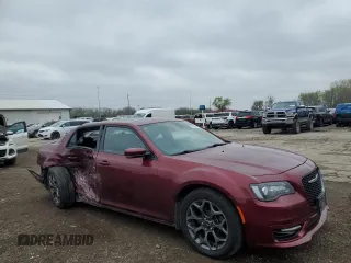 2018 Chrysler 300 S z VIN 2C3CCAGG9JH165768, wystawiony jako Copart lot #53819645 z przebiegiem 43 403 mil mil oraz Szkoda całkowita • Salvage title. Historia ofert i sprzedaży dostępna na DreamBid. Obrazek 4.