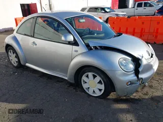 2000 Volkswagen Beetle GLS z VIN 3VWCF21C3YM442857, wystawiony jako IAAI lot #41389803 z przebiegiem 114 811 mil mil oraz . Historia ofert i sprzedaży dostępna na DreamBid. Obrazek 1.