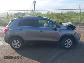 2020 Chevrolet Trax LT z VIN 3GNCJPSB7LL323025, wystawiony jako IAAI lot #42258130 z przebiegiem 55 635 mil mil oraz . Historia ofert i sprzedaży dostępna na DreamBid. Obrazek 13.