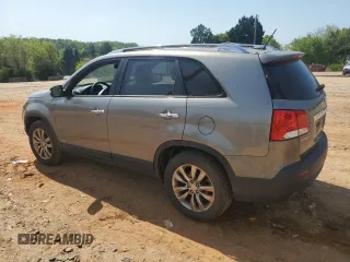 2011 Kia Sorento EX z VIN 5XYKUDA29BG113074, wystawiony jako Copart lot #51768875 z przebiegiem 212 884 mil mil oraz Czysty tytuł • Clean title. Historia ofert i sprzedaży dostępna na DreamBid. Obrazek 2.