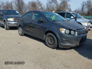 2016 Chevrolet Sonic LS z VIN 1G1JA5SG8G4111755, wystawiony jako IAAI lot #41714190 z przebiegiem 133 006 mil mil oraz . Historia ofert i sprzedaży dostępna na DreamBid. Obrazek 1.
