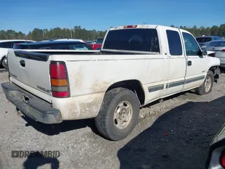 2000 Chevrolet Silverado 1500 LS with VIN 2GCEK19V6Y1309699, listed as a IAAI auction lot 41870085 with 218,628 mi miles. Bid and sale history available at carsss.com. Image 4.