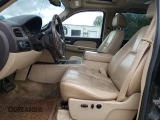 2007 GMC Sierra Denali z VIN 2GTEK638971651761, wystawiony jako Copart lot #73001574 z przebiegiem Nie podano mil oraz Nie do naprawy. Historia ofert i sprzedaży dostępna na DreamBid. Obrazek 7.