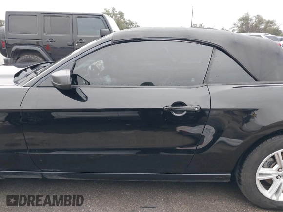 2014 Ford Mustang V6 z VIN 1ZVBP8EM2E5330955, wystawiony jako IAAI lot #41567236 z przebiegiem 17 365 mil mil oraz . Historia ofert i sprzedaży dostępna na DreamBid. Obrazek 14.