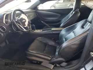 2014 Chevrolet Camaro LT z VIN 2G1FC1E37E9131877, wystawiony jako Copart lot #56491715 z przebiegiem 94 340 mil mil oraz Czysty tytuł • Clean title. Historia ofert i sprzedaży dostępna na DreamBid. Obrazek 7.