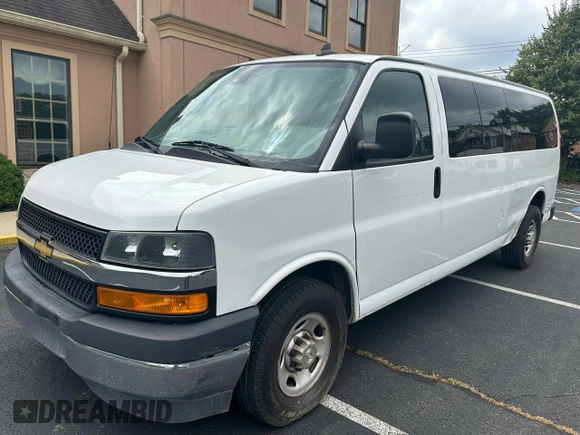 2021 Chevrolet Express Passenger LS z VIN 1GAZGNFPXM1170072, wystawiony jako Copart lot #64797015 z przebiegiem 273 908 mil mil oraz Czysty tytuł • Clean title. Historia ofert i sprzedaży dostępna na DreamBid. Obrazek 1.