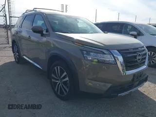 2023 Nissan Pathfinder Platinum z VIN 5N1DR3DH3PC273947, wystawiony jako IAAI lot #41253438 z przebiegiem 13 101 mil mil oraz . Historia ofert i sprzedaży dostępna na DreamBid. Obrazek 1.