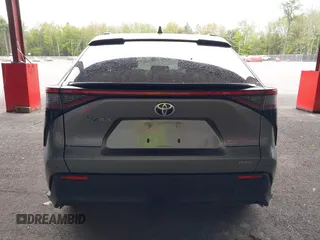 2023 Toyota bZ4X XLE z VIN JTMABACA6PA029144, wystawiony jako IAAI lot #42245153 z przebiegiem Nie podano mil oraz . Historia ofert i sprzedaży dostępna na DreamBid. Obrazek 15.