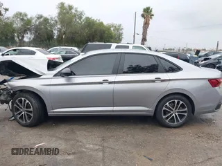 2024 Volkswagen Jetta Sport z VIN 3VWBM7BU3RM025861, wystawiony jako IAAI lot #41571284 z przebiegiem 9 990 mil mil oraz . Historia ofert i sprzedaży dostępna na DreamBid. Obrazek 14.