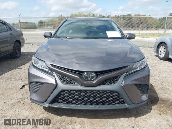 2020 Toyota Camry SE z VIN 4T1G11AK8LU335338, wystawiony jako IAAI lot #41908752 z przebiegiem 75 825 mil mil oraz . Historia ofert i sprzedaży dostępna na DreamBid. Obrazek 12.