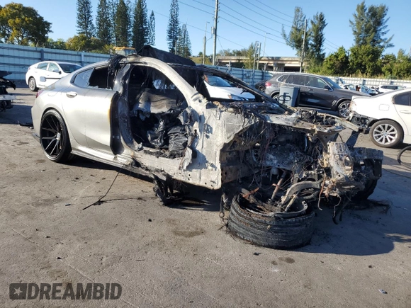 2021 BMW M8 Competition z VIN WBSGV0C03MCG35516, wystawiony jako Copart lot #84032584 z przebiegiem Nie podano mil oraz Nie do naprawy. Historia ofert i sprzedaży dostępna na DreamBid. Obrazek 4.