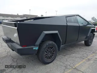 2024 Tesla Cybertruck с VIN 7G2CEHED5RA053441, выставлен на аукционе IAAI как лот 42475220 с пробегом 8 671 миль миль и . История ставок и продаж доступна на DreamBid. Изображение 4.