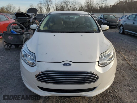 2013 Ford Focus Electric z VIN 1FADP3R46DL235601, wystawiony jako Copart lot #80040644 z przebiegiem Nie podano mil oraz Czysty tytuł • Clean title. Historia ofert i sprzedaży dostępna na DreamBid. Obrazek 5.