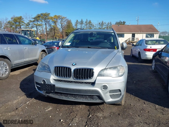 2011 BMW X5 35i with VIN 5UXZV4C59BL406947, listed as a IAAI auction lot 41684050 with 999,999 mi miles. Bid and sale history available at carsss.com. Image 6.
