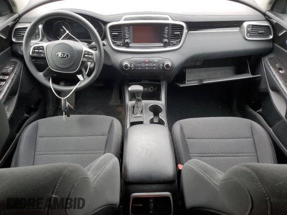 2020 Kia Sorento LX z VIN 5XYPG4A36LG698588, wystawiony jako Copart lot #57240045 z przebiegiem 75 298 mil mil oraz Szkoda całkowita • Salvage title. Historia ofert i sprzedaży dostępna na DreamBid. Obrazek 8.