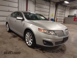 2011 Lincoln MKS z VIN 1LNHL9ER3BG612964, wystawiony jako IAAI lot #42045297 z przebiegiem 106 997 mil mil oraz . Historia ofert i sprzedaży dostępna na DreamBid. Obrazek 1.